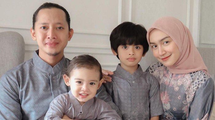 Melody Prima bersama suami, Tommy Bagus Setiadi, dan anak-anak