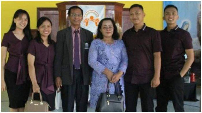 Mendiang Brigadir J bersama orangtua dan saudara kandungnya