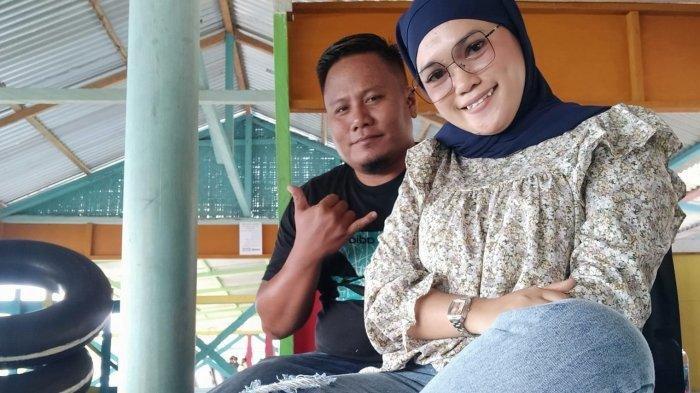 Mendiang Popi bersama sang suami Fandi