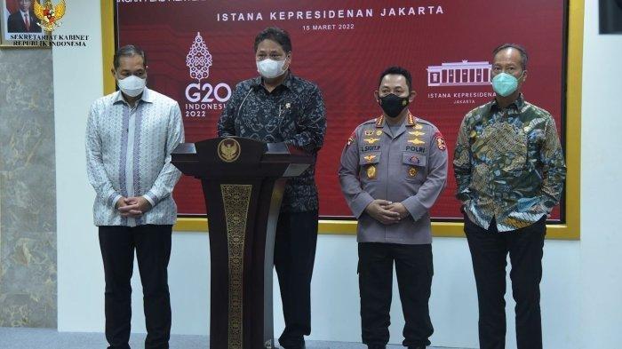 Menteri Koordinator Bidang Perekonomian Airlangga Hartarto saat memberikan keterangan pers terkait Hasil Ratas Kebijakan Distribusi dan Harga Minyak Goreng di Istana Negara, Jakarta, Selasa (15/3/2022).