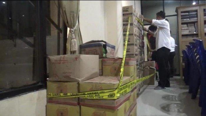 Minyak goreng sebanyak kurang lebih 850 liter ditemukan di dalam gudang di perumahan Betungan Indah Lestari Kelurahan Betungan Kota Bengkulu, Senin (14/3/2022) sore.