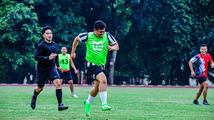 Momen Kaesang Pangarep bermain sepakbola dengan Bobby Nasution.