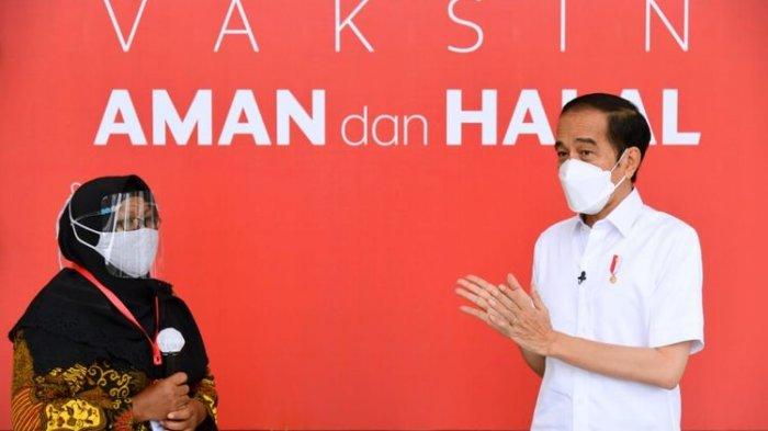 Narti (44) pedagang sayur di Pasar Inpres Kelapa Gading saat vaksinasi Covid-19 bersama Presiden Jokowi di Istana Kepresidenan, Jakarta, Kamis (14/1/2021)