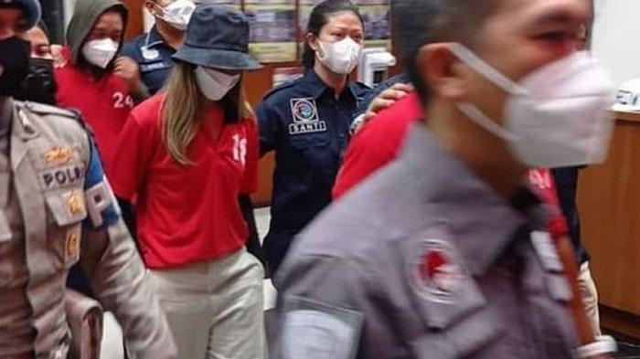 Nia Ramadhani dan Ardi Bakrie pakai baju tahanan