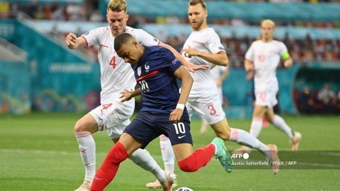Bek Swiss Nico Elvedi (kiri) menandai penyerang Prancis Kylian Mbappe selama pertandingan sepak bola babak 16 besar UEFA EURO 2020 antara Prancis dan Swiss di National Arena di Bucharest pada 28 Juni 2021.