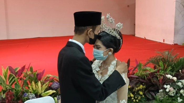NL mencium kening MS, tersangka mahasiswi pembuang bayi, usai akad nikah di kantor Polres Metro Jakarta Timur, Kamis (7/7/2022).