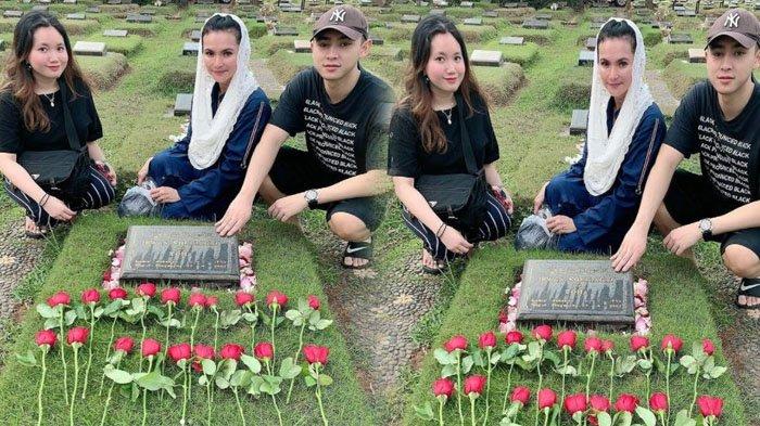 Nunu Datau bareng anak-anak ziarah ke makam suami