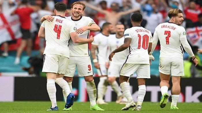 Para pemain Inggris merayakan kemenangan mereka dalam pertandingan sepak bola babak 16 besar UEFA EURO 2020 antara Inggris dan Jerman di Stadion Wembley di London pada 29 Juni 2021.