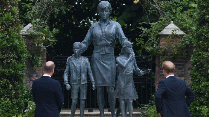 Pangeran William (kiri) dan Pangeran Harry mengungkap patung ibu mereka, Putri Diana di The Sunken Garden di Istana Kensington, London pada 1 Juli 2021.