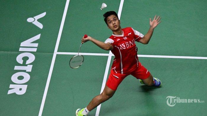 Pebulu tangkis tunggal putra Indonesia, Anthony Sinisuka Ginting melakukan serangan balik saat melawan pebulu tangkis Jepang, Kento Momota dalam laga semifinal Piala Thomas (Thomas Cup) 2022 di Impact Arena, Bangkok, Thailand, Jumat (13/5/2022). Anthony Ginting berhasil membungkam Kento Momota melalui rubber game dengan skor 21-13, 14-21, 21-12.