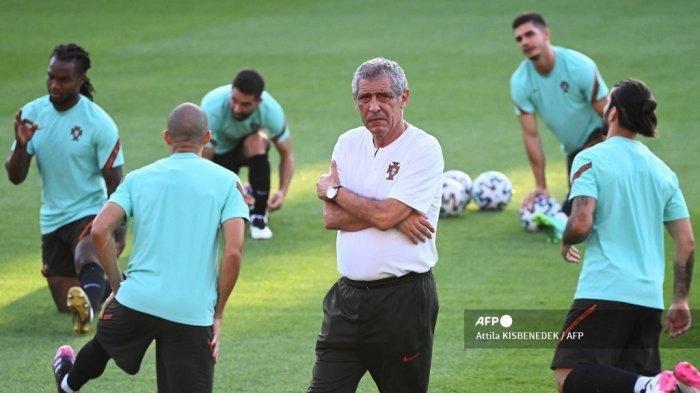 Pelatih Portugal Fernando Santos (tengah) memimpin sesi latihan MD-1 di Stadion Illovszky Rudolf di Budapest pada 22 Juni 2021, menjelang pertandingan sepak bola Grup F UEFA EURO 2020 melawan Prancis.