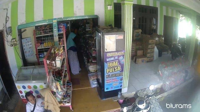 Tangkapan layar, pelecehan seksual di depan toko kelontong di Sidayu, Gresik, Kamis (23/6/2022). Pria cium dua anak kecil saat beli bensin.
