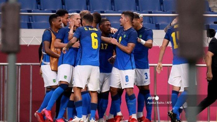Pemain depan Brasil Richarlison (ke-3 dari kiri) diberi selamat oleh rekan setimnya setelah gol keduanya dalam pertandingan sepak bola putaran pertama grup D putra Olimpiade Tokyo 2020 antara Arab Saudi dan Brasil di Stadion Saitama di Saitama pada 28 Juli 2021.