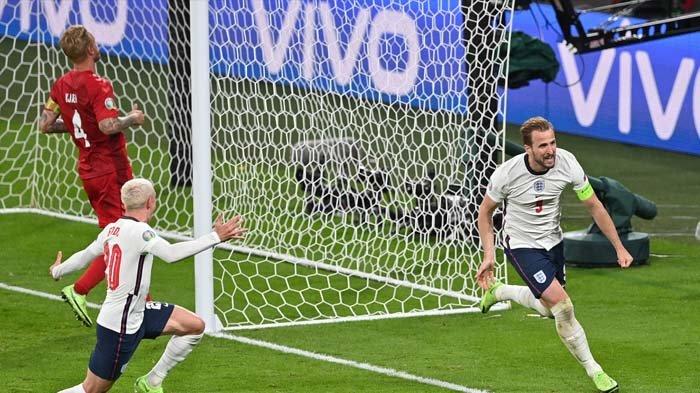 Pemain depan Inggris Harry Kane (kanan) melakukan selebrasi setelah mencetak gol kedua pada pertandingan sepak bola semifinal UEFA EURO 2020 antara Inggris dan Denmark di Stadion Wembley di London pada 7 Juli 2021.
