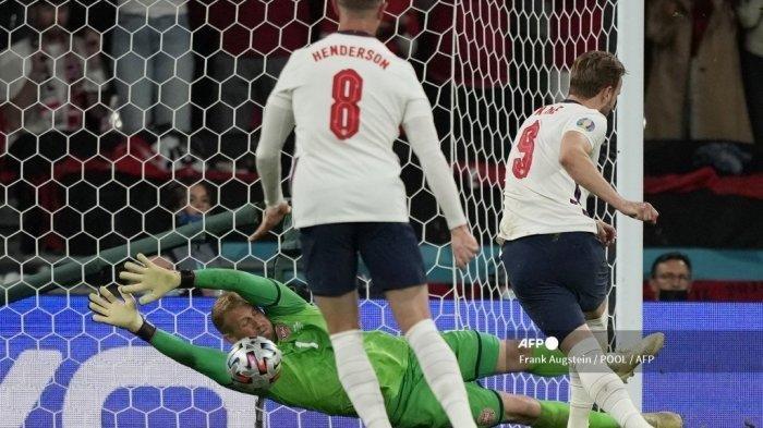 Pemain depan Inggris Harry Kane (kanan) menembak dan mencetak gol tendangan penalti melewati kiper Denmark Kasper Schmeichel (Kembali) selama pertandingan sepak bola semifinal UEFA EURO 2020 antara Inggris dan Denmark di Stadion Wembley di London pada 7 Juli 2021.