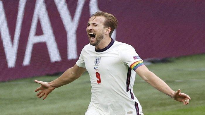 Pemain depan Inggris Harry Kane merayakan setelah mencetak gol kedua selama pertandingan sepak bola babak 16 besar UEFA EURO 2020 antara Inggris dan Jerman di Stadion Wembley di London pada 29 Juni 2021.