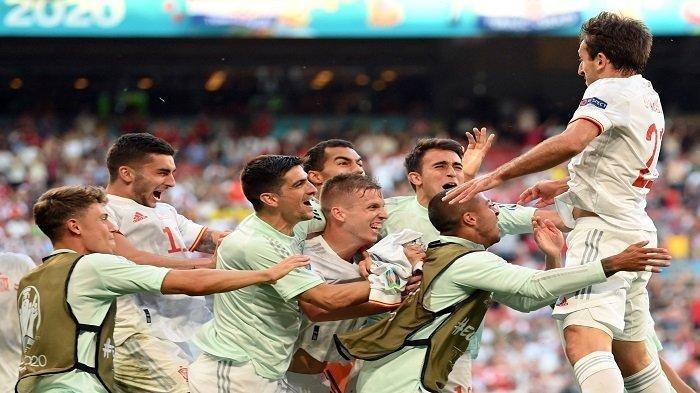 Pemain depan Spanyol Mikel Oiarzabal (kanan) merayakan dengan rekan satu timnya setelah mencetak gol kelima mereka selama pertandingan sepak bola babak 16 besar UEFA EURO 2020 antara Kroasia dan Spanyol di Stadion Parken di Kopenhagen pada 28 Juni 2021.