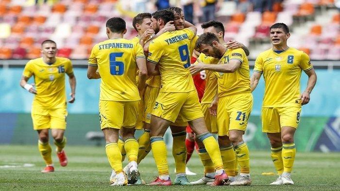 Pemain depan Ukraina Roman Yaremchuk (CL) merayakan dengan pemain depan Ukraina Andriy Yarmolenko (CR) setelah mencetak gol kedua timnya selama pertandingan sepak bola Grup C UEFA EURO 2020 antara Ukraina dan Makedonia Utara di National Arena di Bucharest pada 17 Juni 2021.