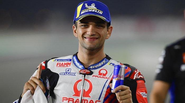 Pembalap Pramac, Jorge Martin, berpose setelah menjalani sesi kualifikasi MotoGP Doha di Sirkuit Losail, Sabtu (3/4/2021).