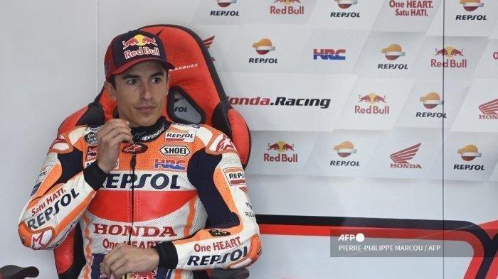 Pembalap Spanyol Tim Repsol Honda Marc Marquez duduk di dalam kotak selama sesi latihan pertama MotoGP dari Grand Prix Spanyol di Sirkuit Jerez di Jerez de la Frontera pada 30 April 2021.