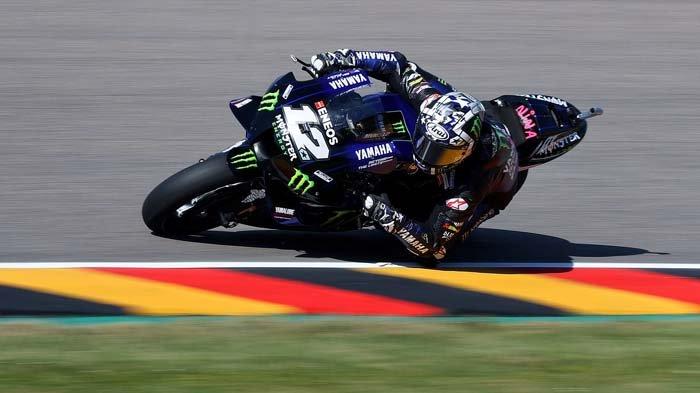 Pembalap Yamaha Spanyol Maverick Vinales membalap saat sesi latihan pertama jelang Grand Prix motor Jerman di sirkuit balap Sachsenring di Hohenstein-Ernstthal dekat Chemnitz, Jerman timur, pada 18 Juni 2021.