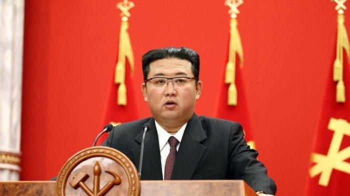 Gambar yang dirilis kantor berita resmi Korea Utara KCNA pada Senin (11/10/2021) menunjukkan pemimpin Korea Utara Kim Jong Un memberikan pidato untuk menandai ulang tahun ke-76 Partai Buruh Korea di Pyongyang pada Minggu (10/10/2021).