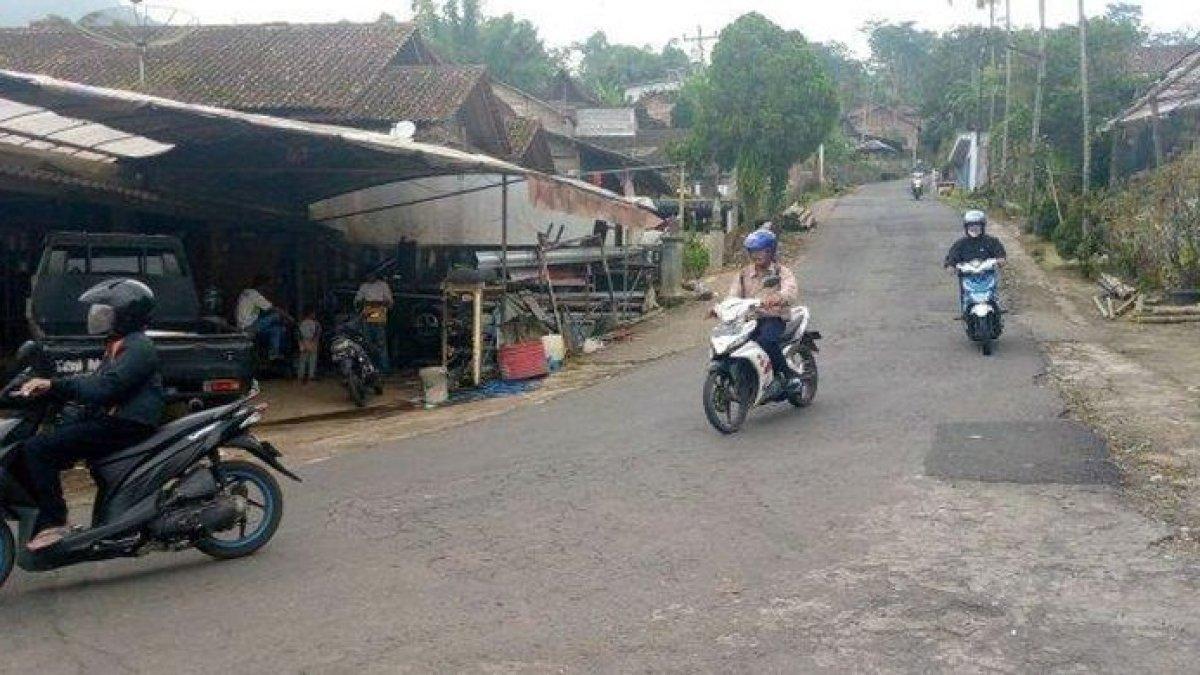 Penampakan jalan turunan dan bertikung di lokasi kejadian, Dusun Puntingan, Kabupaten Magelang, pada Selasa (17/01/2023).