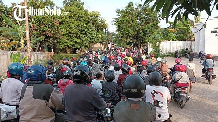 Penampakan lautan manusia menyerbu jembatan sesek dari bambu yang jadi penghubung Kecamatan Jebres Kota Solo dengan Mojolaban, Kabupaten Sukoharjo, Senin (26/9/2022). Itu terjadi saat hari pertama penutupan Jembatan Mojo karena diperbaiki.
