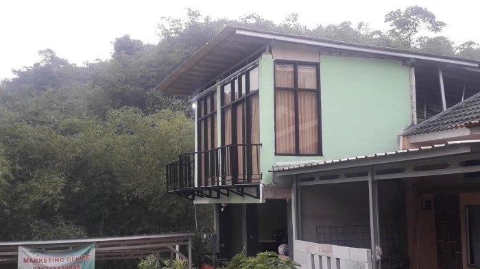 Penampakan rumah penampungan ibu hamil milik Tersangka SH, sosok 'Ayah Sejuta Anak' yang terjerat kasus perdagangan bayi di wilayah Kecamatan Ciseeng, Kabupaten Bogor.