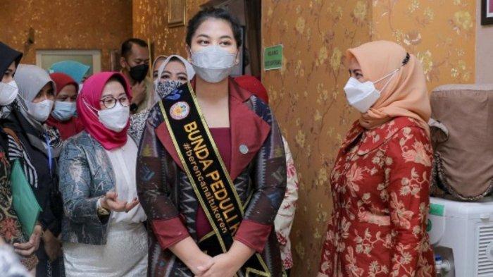 Penampilan Kahiyang Ayu saat bertugas jadi Ketua PKK. (Instagram @ayanggkahiyang)