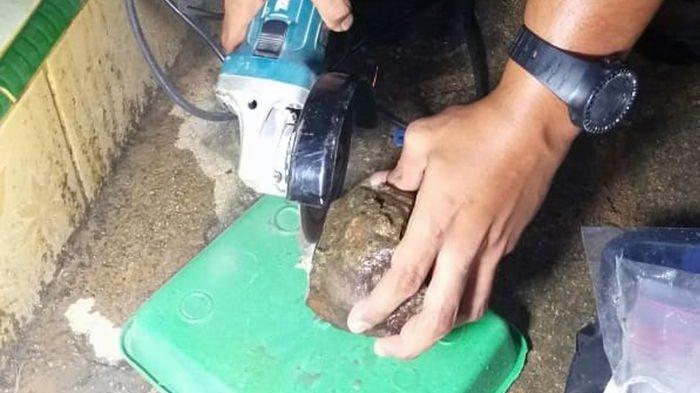 Peneliti Itera Lampung mengambil sampel batu meteorit di Lampung Tengah, Jumat (29/1/2021) malam. Peneliti memastikan batu itu adalah pecahan meteorit.
