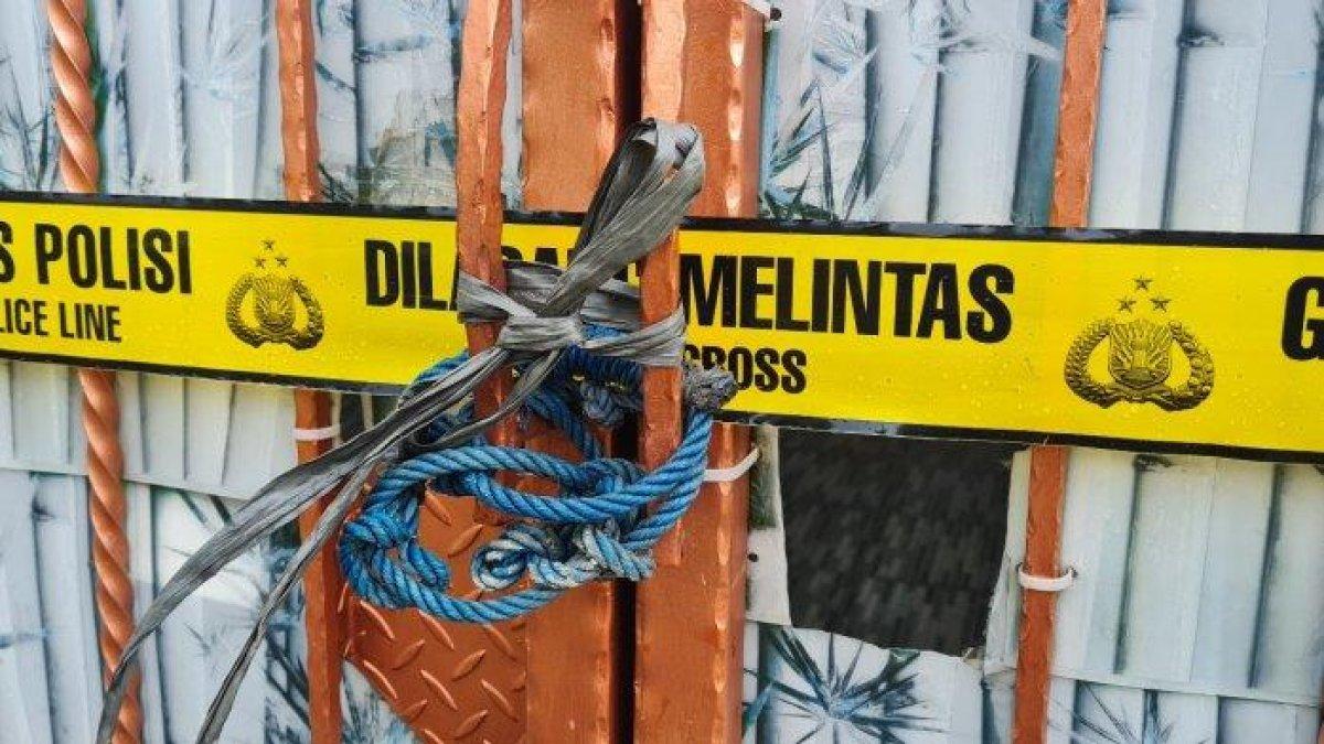 Penemuan satu keluarga tewas membusuk di Kalideres mengegerkan warga Perumahan Citra Garden 1 Extension, Kalideres, Jakarta Barat, Kamis (10/11/2022) malam. Sebelum ditemukan tewas membusuk, satu keluarga di Kalideres terakhir berkomunikasi dengan saudaranya setahun lalu.