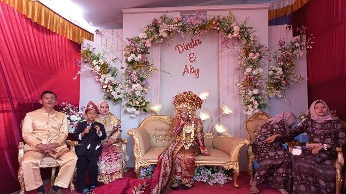 Tangis pilu Dinda Hairullita (16) calon pengantin di Palembang yang batal menikah lantaran mempelai pria tidak hadir, Minggu (22/5/2022)