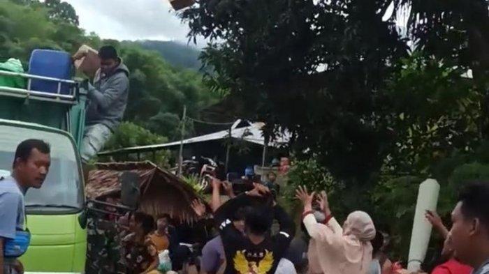 Beberapa warga yang menaiki mobil pembawa bantuan logistik gempa majene yang terjadi di Kabupaten Majene, Sulawesi Barat, Sabtu (16/1/2021).