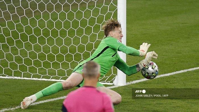 Penjaga gawang Inggris Jordan Pickford menyelamatkan penalti oleh penyerang Italia Andrea Belotti (tidak terlihat) selama pertandingan sepak bola final UEFA EURO 2020 antara Italia dan Inggris di Stadion Wembley di London pada 11 Juli 2021.