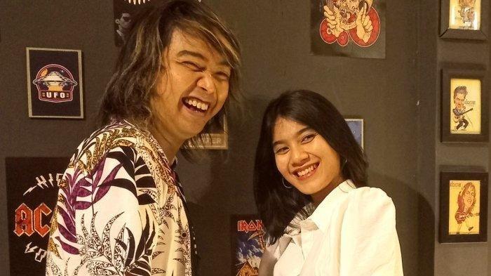 Penyanyi Bojes AFI ditemani Faridah Estu, istrinya