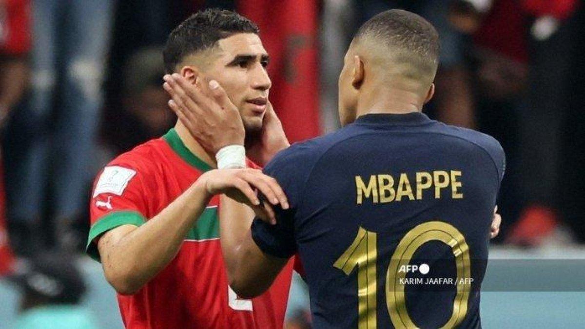 Penyerang Prancis Kylian Mbappe menghibur bek Maroko Achraf Hakimi pada akhir pertandingan sepak bola semifinal Piala Dunia Qatar 2022 antara Prancis dan Maroko di Stadion Al-Bayt di Al Khor, utara Doha pada 14 Desember 2022.
