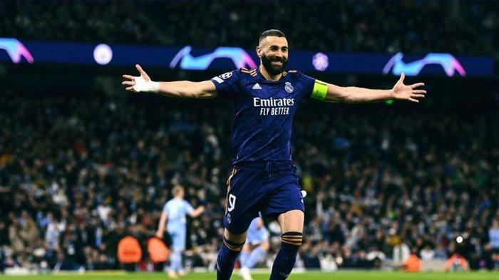 Penyerang Real Madrid, Karim Benzema, merayakan gol yang dia cetak ke gawang Manchester City dalam laga leg pertama babak semifinal Liga Champions 2021-2022 di Stadion Etihad, Selasa (26/4/2022).