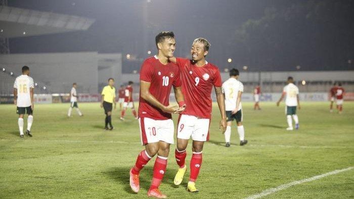 Penyerang timnas U-23 Indonesia, M Rafli, merayakan gol bersama Kushedya Hari Yudo.