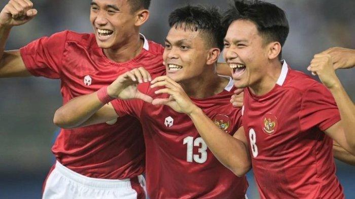 Peringkat FIFA terbaru per 23 Juni 2022. Timnas Indonesia meroket, Malaysia masih di atas. Vietnam justru merosot.