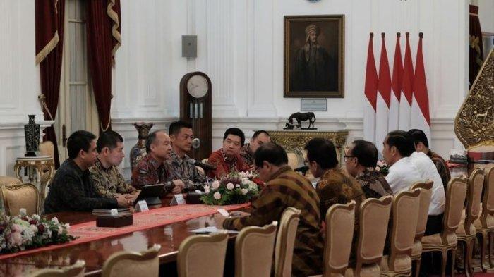 Pertemuan Antara Presiden Republik Indonesia, Joko Widodo; Masayoshi Son, Chairman dan CEO of Softbank; Anthony Tan, CEO of Grab; Ridzki Kramadibrata, President of Grab Indonesia di Istana Merdeka, Senin (29/7/2019).