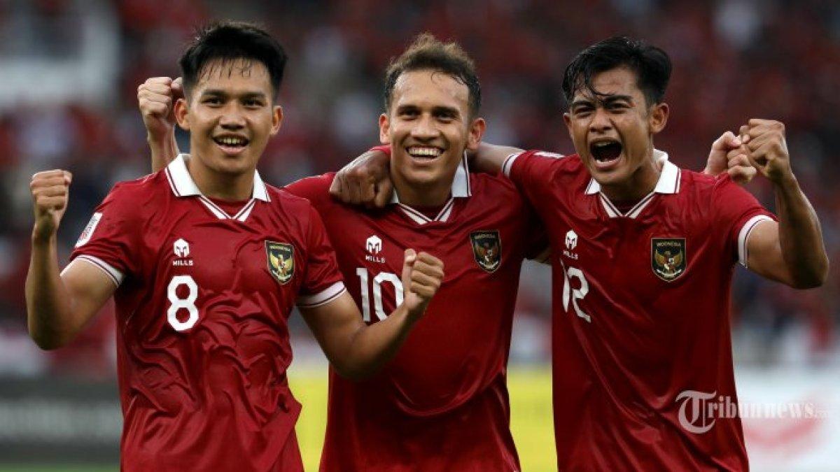 Pesepak bola Timnas Indonesia Witan Sulaeman bersama rekannya merayakan gol yang dicetak ke gawang Timnas Kamboja pada laga Piala AFF 2022 di Stadion Gelora Bung Karno, Jakarta, Jumat (23/12/2022).