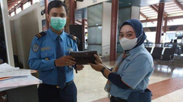Petugas cleaning servica di Bandara Soetta kembalikan temuannya dompet berisi cek Rp 35 miliar