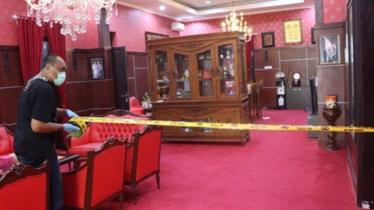 Petugas Polres Blitar Kota memasang garis polisi di dalam Rumah Dinas Wali Kota Blitar, Senin 12/12/2022).