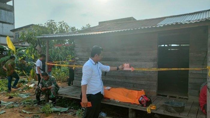 Petugas saat melakukan olah TKP di rumah pelaku mutilasi di Inhil: Pelaku bernama Arharubi (42). Ia menghabisi nyawa putrinya, F yang masih berusia 9 tahun. Parahnya, pelaku memutilasi atau memotong bagian tubuh korban menjadi beberapa bagian.