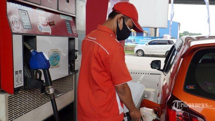 Petugas SPBU di Rest Area KM 19 Tol Jakarta-Cikampek, Bekasi, Jawa Barat, sedang melayani pelanggan, Selasa (26/4/2022). Berikut harga BBM Pertamina terbaru setelah harga BBM nonsubsidi resmi naik lagi mulai hari ini, Rabu (3/8/2022).