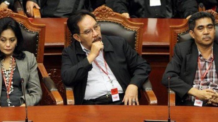 Potret Antasari Azhar, didampingi istrinya, Ida Laksmiwati, dan adik Direktur PT Putra Rajawali Banjaran, Nasrudin Zulkarnain, Andi Syamsudin, mengikuti sidang putusan Mahkamah Konstitusi, Jakarta Pusat, Kamis (6/3/2014).