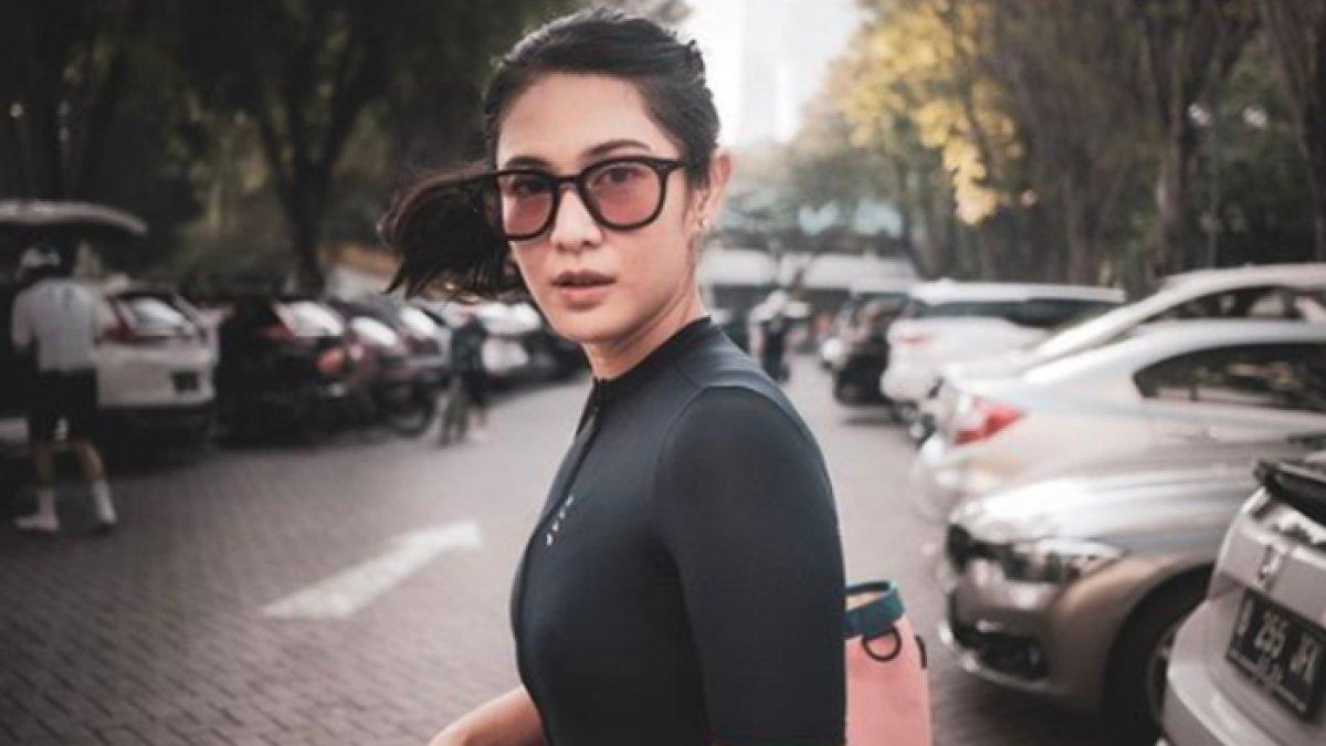Potret kecantikan artis Dian Sastro.