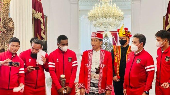 Presiden Joko Widodo menerima Tim Nasional U-16 yang baru menjuarai Piala AFF U-16 2022 di Istana Merdeka, Rabu (17/8/2022), sebelum Upacara Peringatan Detik-Detik Proklamasi Kemerdekaan Republik Indonesia.