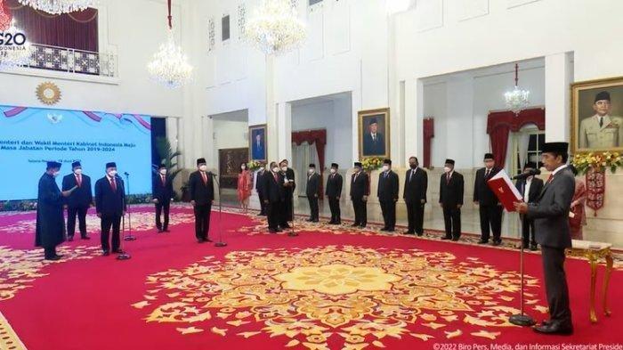 Presiden Jokowi mengumumkan reshuffle kabinet pada Rabu (15/6/2022). Ketua Umum PAN, Zulkifli Hasan, resmi menjadi Menteri Perdagangan menggantikan Muhammad Lutfi. Sementara itu, pos Menteri Agraria dan Tata Ruang/Badan Pertanahan Nasional (ATR/BPN) yang sebelumnya dijabat Sofyan Djalil, kini diisi mantan Panglima TNI, Jenderal (Purn) Hadi Tjahjanto.